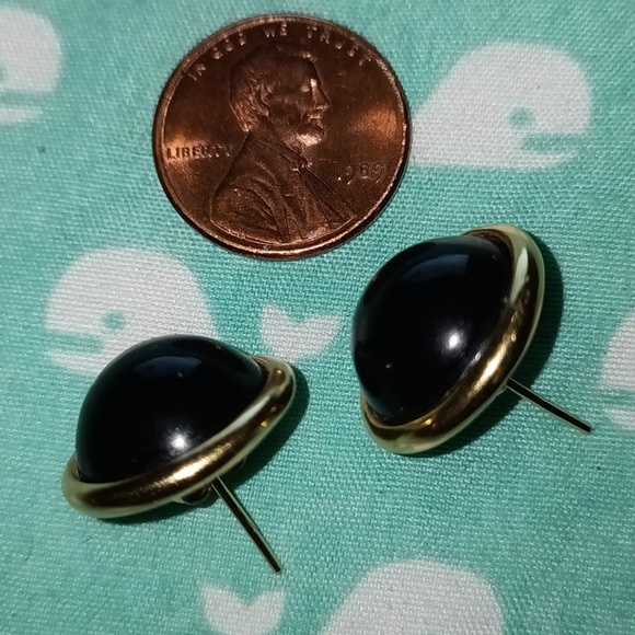 Large Dome cut Onyx and 14 karat gold stud earrings. - Picture 1 of 6